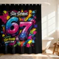 Lebendiger Graffiti Duschvorhang mit bunter Nummer 67 auf schwarzem Hintergrund. - Graffiti Straßen Nummer 67 (YL-009) / Einzelner Duschvorhang 90x180cm