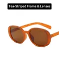 Gafas de sol ovaladas vintage con elegante montura de rayas color té y cristales marrones. - Montura Rayada Té Lentes Té