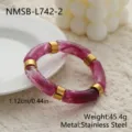 Gros plan d'un bracelet tube en acrylique marbré violet avec des anneaux en acier doré. - Largeur du Tube 1.12 / Violet Fin (NMSB-L742-2)