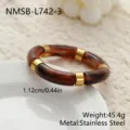 Vue détaillée d'un bracelet en résine écaille avec des anneaux en acier inoxydable doré - Écaille de Tortue Fine (NMSB-L742-3)