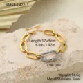 Vue détaillée d'un bracelet cubain en acier doré avec maillon serti de cristaux - Bracelet Doré (NMSB-L422-1) / Or 18 carats / 17+5cm