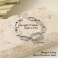 Gros plan détaillé d'un bracelet en acier inoxydable argenté avec pavé strass - Bracelet Argenté (NMSB-L422-3) / Or 18 carats / 17+5cm