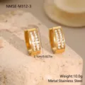 Nahaufnahme goldener Edelstahl-Ohrringe mit doppelreihigen Zirkonia-Steinen - Zweireihiger Runder Creolen-Stil (NMSE-M312-3) / Gold