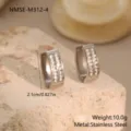 Detailansicht der silbernen Edelstahl-Ohrringe mit funkelnden quadratischen Kristallen - Zweireihiger Runder Creolen-Stil (NMSE-M312-4) / Silber