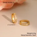Detailansicht goldene Edelstahl-Ohrringe mit Kristallen in Kanalfassung. - Einreihiger Runder Creolen-Stil (NMSE-M354-3)