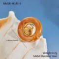 Λεπτομέρεια δαχτυλιδιού από ρητίνη με χρυσή σπείρα σε φόντο από λευκό κοχύλι. - Δαχτυλίδι Κοχύλι Ρητίνη (NMSR-M333-5) / Εξωτερική Διάμετρος 2.65cm / Πορτοκαλί Μάρμαρο (NMSR-M333-5)