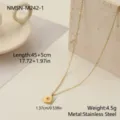 Primer plano de un collar de acero inoxidable dorado con colgante de lágrima de estrella - Colgante Estrella Radiante Gota de Agua (NMSN-M242-1) / Chapado en oro 18K