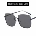 Lunettes de soleil carrées oversize avec monture bleue fine et verres gris foncé - Unisexe / Monture Bleue Verre Gris