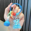 Schattige blauwe vloeistofgevulde beer sleutelhanger met kleurrijke kralen en belletje - Blauw (Vloeistofgevulde Beer)