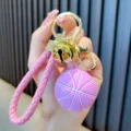 Portachiavi mini basket viola con cinturino rosa intrecciato e campanellino d'oro - Viola chiaro