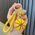 Portachiavi basket in gomma gialla con cinturino intrecciato e campanellino dorato - Giallo