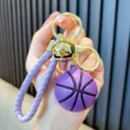 Portachiavi basket alla moda in gomma viola con cinturino intrecciato e campanellino - Viola scuro