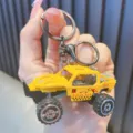 Kompakter gelber Schlüsselanhänger mit Geländewagen-Modell aus Legierung und 4X4-Grafik - Gelb