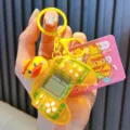Llavero de mini consola de juegos amarillo vibrante con diseño animado de HappyGo Duck - Amarillo