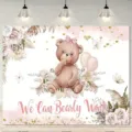 Fond de photo de bébé ours rose avec fleurs bohèmes et texte We Can Bearly Wait - 95x75cm