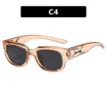 Trendy boemerang zonnebril in transparant amberbruin met stijlvolle donkere glazen - Thee Frame Grijze Lens