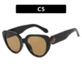 Elegante zwarte cat-eye zonnebril met bruine glazen en edelsteen detail op veer - Glanzend Zwart Thee