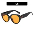 Trendy zwarte cat-eye zonnebril voor dames met oranje glazen en een edelsteen accent - Glanzend Zwart Oranje Lens