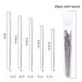 Vue détaillée du jeu de 25 aiguilles à coudre avec cinq tailles dans un tube transparent - 25 Pièces (Tube 8,3cm/Aiguilles 4,2-6cm) / Tube en Plastique avec Jeu d'Aiguilles