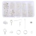 Detailansicht verschiedener silberner Schmuckzubehörteile mit Haken, Ringen und Karabinern - 10 Gitter Schmuckzubehör-Set (Silber)