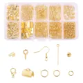 Detaillierte Makroansicht verschiedener goldener Schmuckzubehörteile für DIY-Bastelarbeiten - 10 Gitter Schmuckzubehör-Set (Gold)