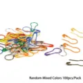 Vista detallada de varios imperdibles de colores para marcadores de punto de bricolaje - 100 Unidades/Paquete / Colores Mezclados al Azar