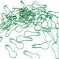 Dettaglio di spille di sicurezza in metallo verde a forma di zucca per maglieria e cartellini - Verde