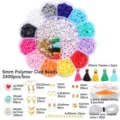 12-Farben Polymer-Ton Perlen-Set mit Quasten, Buchstabenperlen und Zubehör - 12-Gitter Pflaumenschachtel 6mm Polymerton Set / 2400 Tonscheiben + 200 Buchstabenperlen