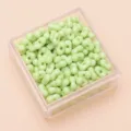 Hellgrüne Erdnuss-Acrylperlen für die DIY-Schmuckherstellung in einer Klarsichtbox - Ca. 100 Stück (4x6mm) / Unifarben Grasgrün