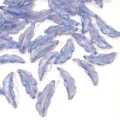 Breloques plumes en acrylique AB lilas irisé pour la création de bijoux artisanaux. - 10 Pièces/Paquet / Bleu