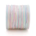Cordon en nylon arc-en-ciel 0,8 mm pour le tressage de bijoux et les bracelets en perles - Teinture par Espaces Dégradés (#074) / Env. 30 Mètres/Rouleau / Mélange Rose Bleu Jaune Blanc