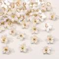 Exquises mini breloques fleurs blanches en résine avec perles dorées pour bijoux - Fleur De Gainier / 7mm (5 pièces/paquet) / Blanc