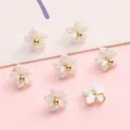 Mini breloques fleurs en résine blanche avec centre doré pour bijoux DIY - Fleur de Redbud (Avec Crochet) / 7mm (5 pièces/paquet) / Blanc