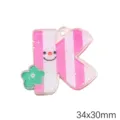 Acryl-Buchstabe K Anhänger mit rosa Streifen, Smiley und grüner Blume für DIY-Schmuck - Buchstabe K