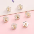 Mini pendentifs fleurs en résine blanche avec centre doré pour la création de bijoux - Grande Fleur de Prunier / 6mm (Lot de 5) / Blanc