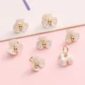 Ensemble de mini breloques fleurs d'osmanthus en résine blanche avec perles dorées pour bijoux - Fleur à trois pétales / 7mm (5 pièces/paquet) / Blanc