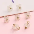 Élégantes mini breloques fleurs en résine givrée avec perle dorée pour bijoux DIY faits main - 5mm (5 pièces/paquet) / Beige Transparent