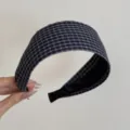 Vue détaillée d'un serre-tête large à carreaux bleus avec une texture denim - Serre-Tête Petit Plaid Noir