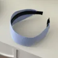 Primo piano dettagliato di un cerchietto blu a righe sottili con denti interni di presa - Vestibilità ampia / Cerchietto a Quadri Blu