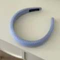 Vista dettagliata di un cerchietto in tessuto a righe bianche e blu con etichetta - Versione Stretta / Cerchietto a Quadri Blu