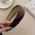 Cerchietto largo retrò a quadri britannici in calda lana per l'autunno e l'inverno - Cerchietto Plaid Caffè Chiaro