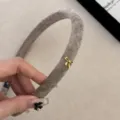 Cerchietto stretto in velluto kaki con fiocco dorato per acconciature invernali eleganti - Fascia Stretta con Fiocco / Marrone chiaro
