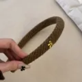 Elegante bruine twill gebreide smalle haarband met een delicaat gouden strikje - Gouden Tag Strik / Koffie