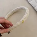 Elegante beige gebreide haarband met een delicaat gouden strikje voor vrouwen - Gouden Tag Strik / Khaki