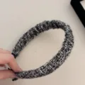 Handgebreide brede wollen hoofdband in zwart-wit tweedstijl voor veelzijdige haarstyling - Zwart