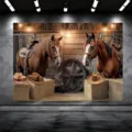 Sfondo fotografico a tema cowboy western con stalla rustica e cavalli marroni - Stile Stalla con Due Cavalli e Cappelli da Cowboy (SBJ-004) / 95x75cm