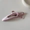 Primo piano di un fermaglio per capelli rosa con fiocco in raso e texture in seta. - Fermaglio BB Fiocco a Otto (5#) / Rosa