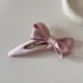 Vista dettagliata di un fermaglio per capelli a doppio fiocco in raso rosa con trama in seta - Fermaglio BB Fiocco Doppio Strato (6#) / Rosa
