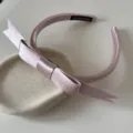Dettaglio della fascia in raso rosa con etichetta fatta a mano e morbida trama di seta - Cerchietto Fiocco (10#) / Rosa