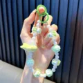 Dopamine-stijl kralen telefoonknoop met lichtgroen vliegtuigje en parelmoer kralen - Groen
